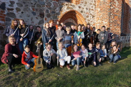 Kinder- und Jugendorchester vor der Kirche in Dreilützow