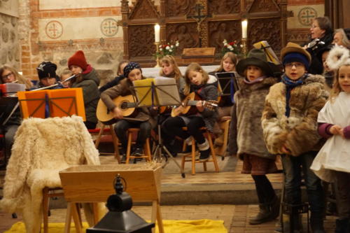 Neubukower Orchester begleitet ein Krippenspiel 